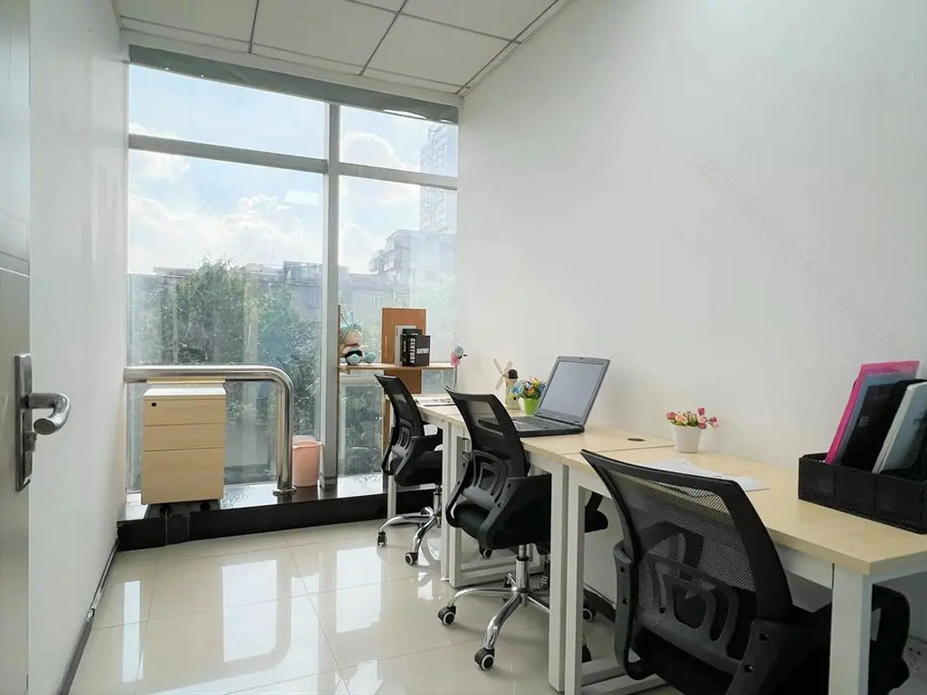 公司客服部辦公室里面是三個(gè)工位