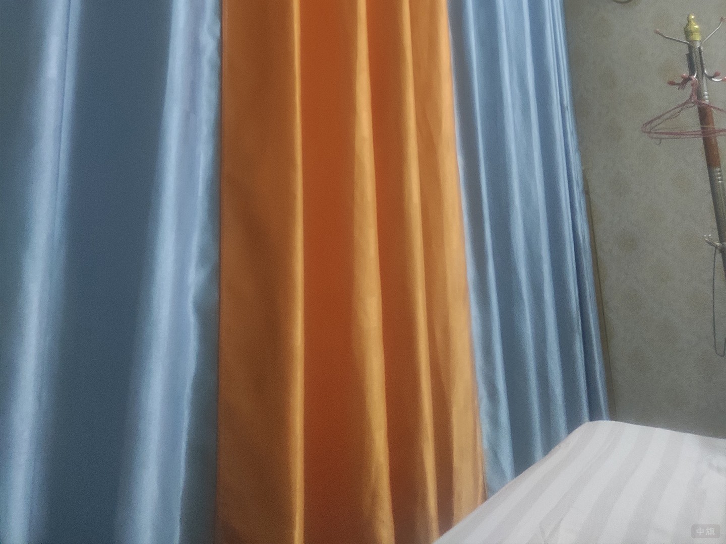 窗簾直接挨著床