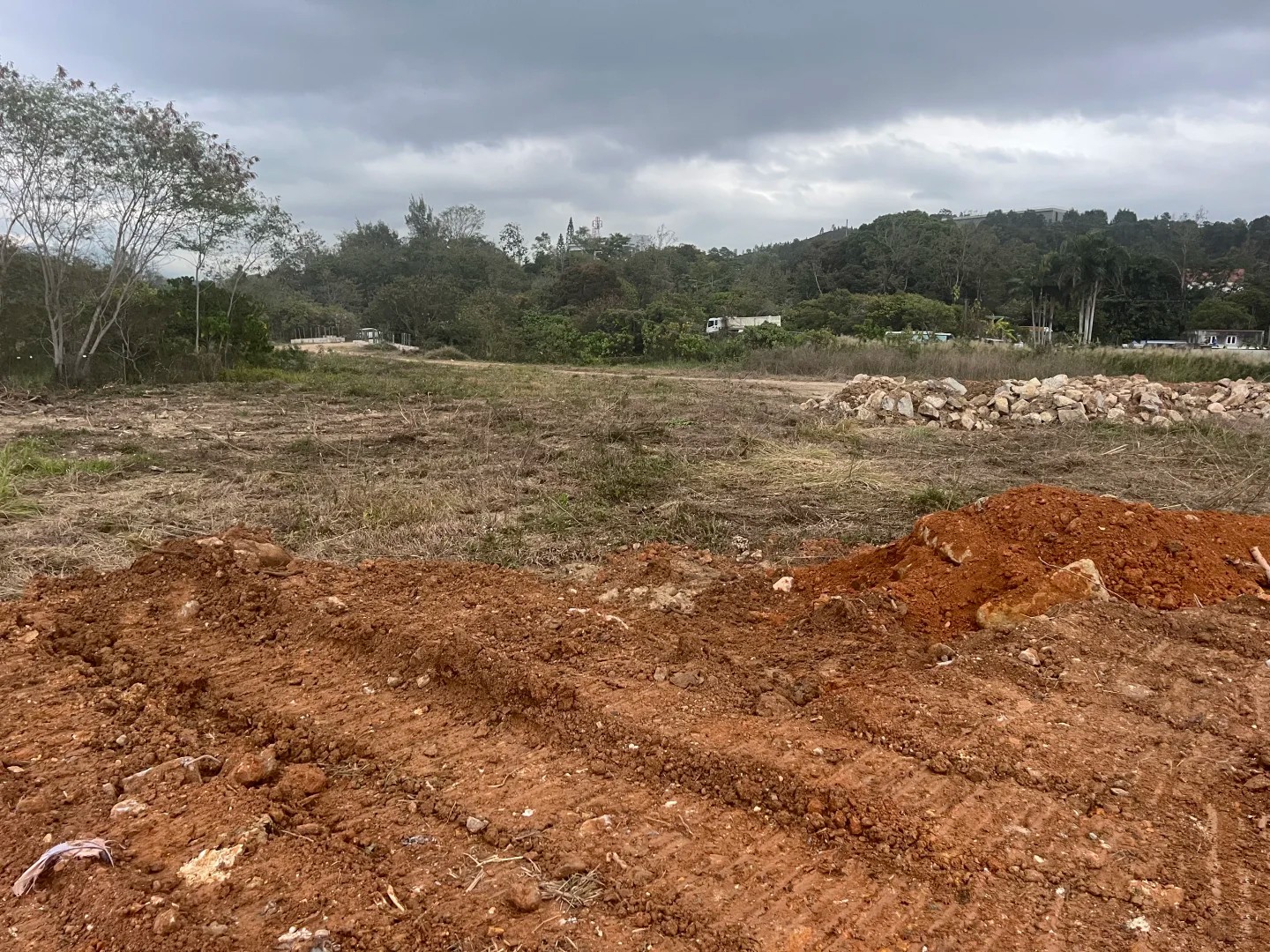 尚未開發的土地，現在已經閑置了